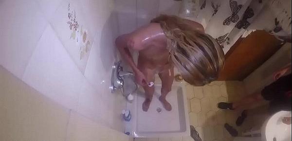  Escondo una cámara en la ducha para follarme a mi amiga delgada